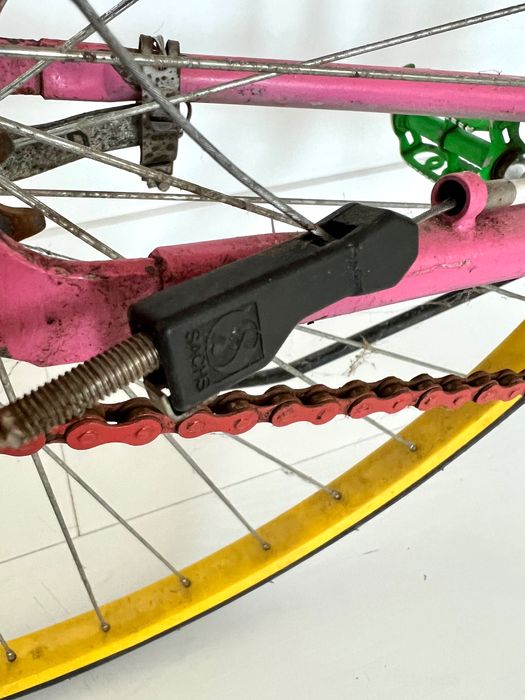 Kolorowy różowy rower single speed torpedo sachs 3.  Nie ostre koło