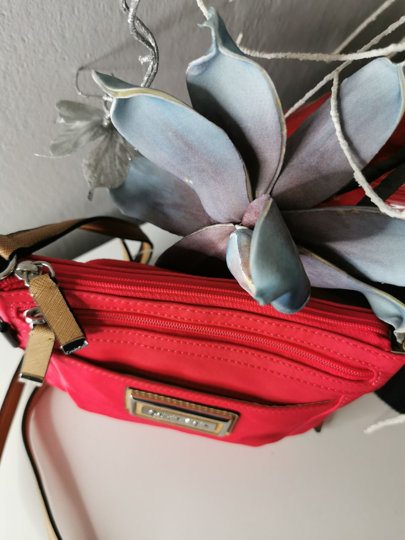 Torebka Calvin Klein crossbody  z długim regulowanym paskiem