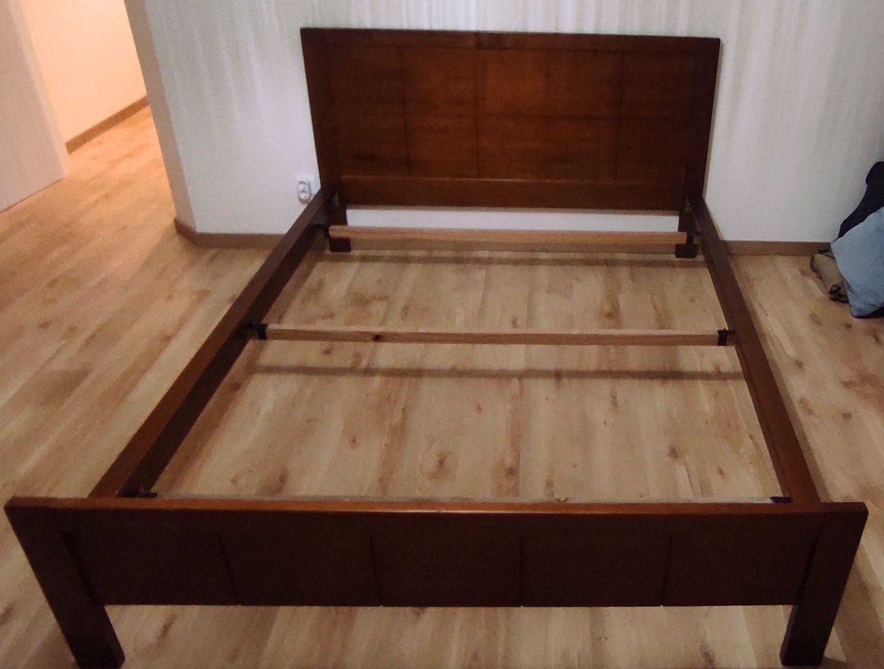 Cama de casal castanha