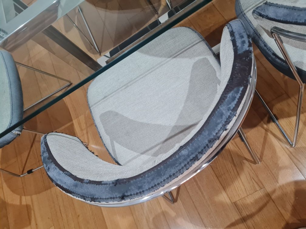 Mesa de jantar de vidro com 6 cadeiras