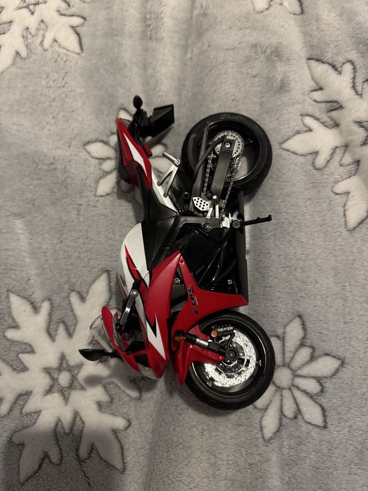 Model motocykla Honda CBR 600 – idealny prezent lub ozdoba!