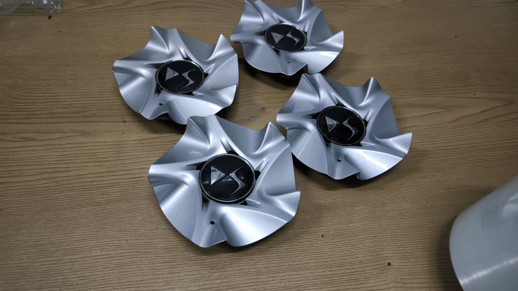 4 tampos de jantes de  citroen Ds5