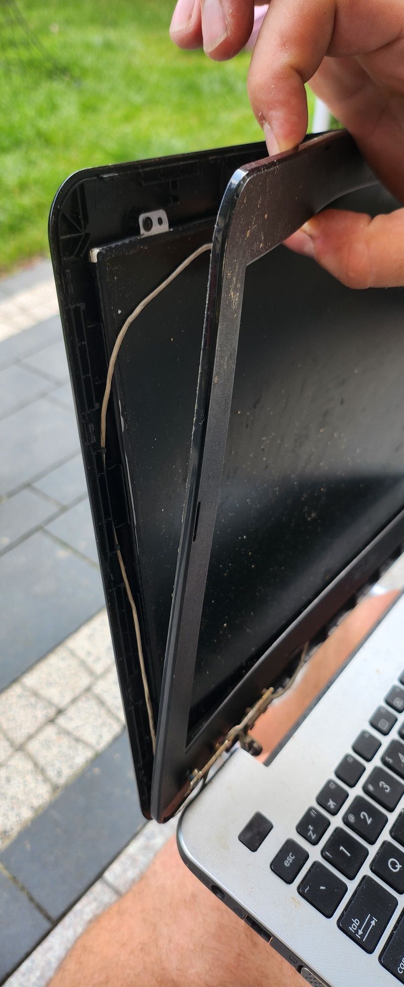 Laptop Asus X555L wyłamane zawiasy