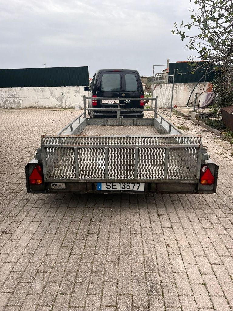 Atrelado porta máquinas
