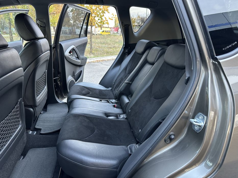 Продам Toyota RAV4 2011 год