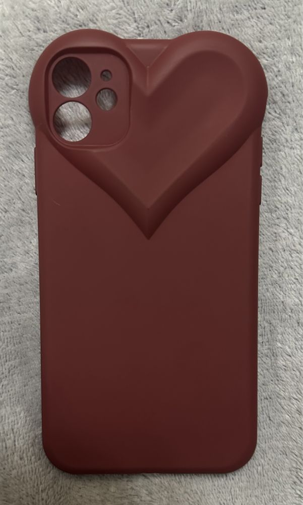 Burgundowe etui z sercem na iPhone 11