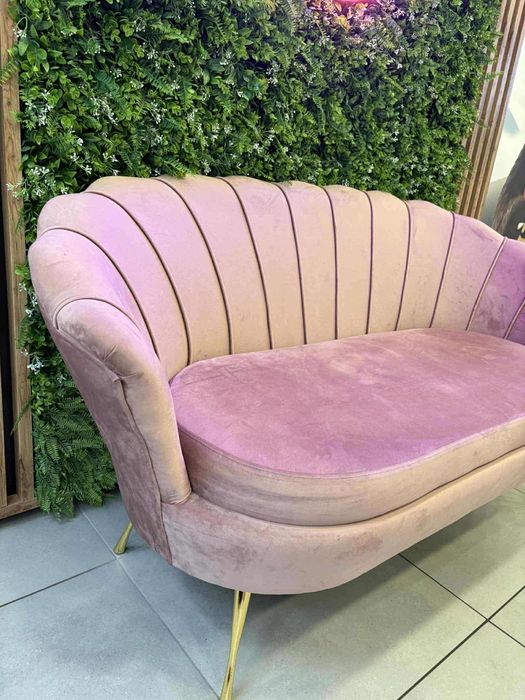Sofa kanapa muszelka – pudrowy róż, welur, złote nóżki , glamour