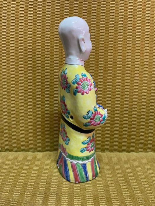 Estatueta antiga com trajes tradicionais chineses