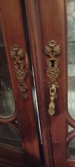 Aparador em madeira e vidro