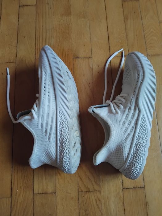 Красовки білі 39 р.