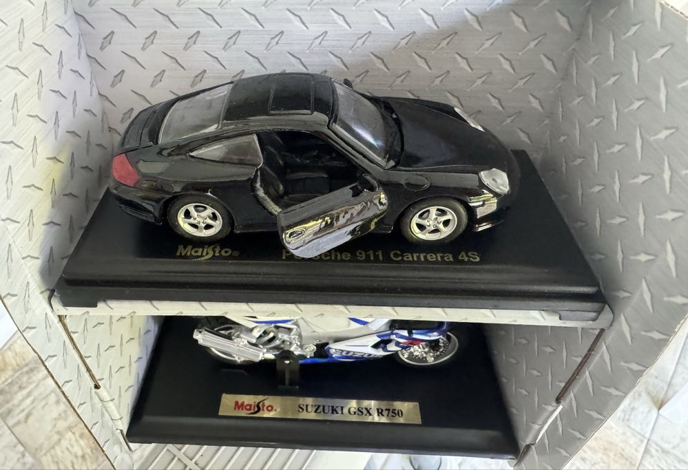Classico Porsche 911 Carrera 4S + Suzuki GSX R750 Maisto