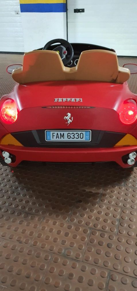 Vendo carro para criança Ferrari