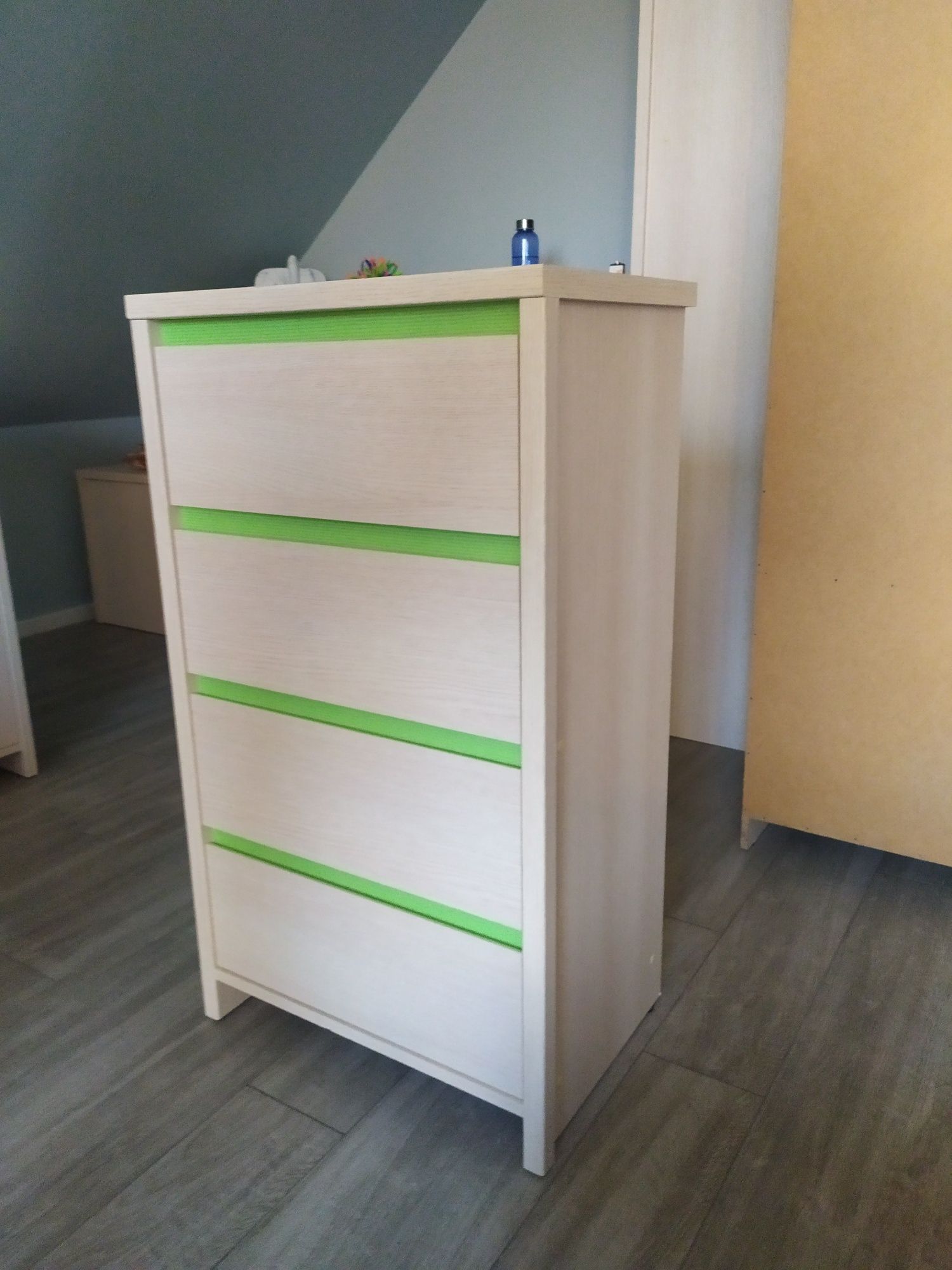 Wąska komoda dziecięca CAPS LOCK