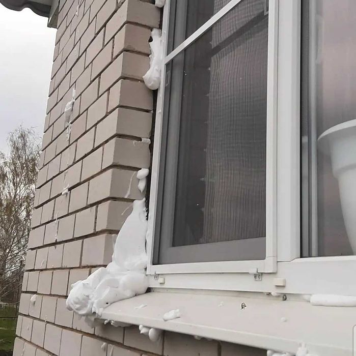 Утеплення піноізол між стін в повітряний прошарок