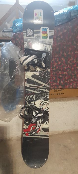 Sprzedam deskę  snowboard  plus 2 kurtki .