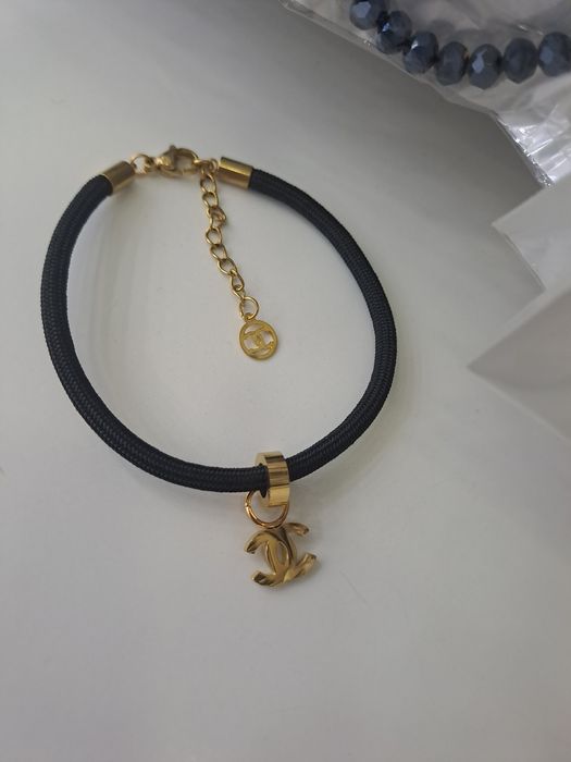 Bransoletka CC na czarnym sznurku z zawieszką