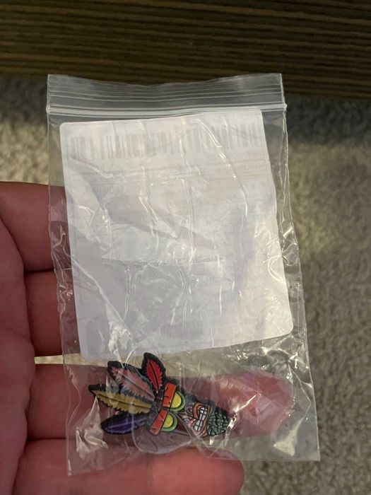 Pin Estilo "Crash Bandicoot Aku-Aku" - Novo, Selado