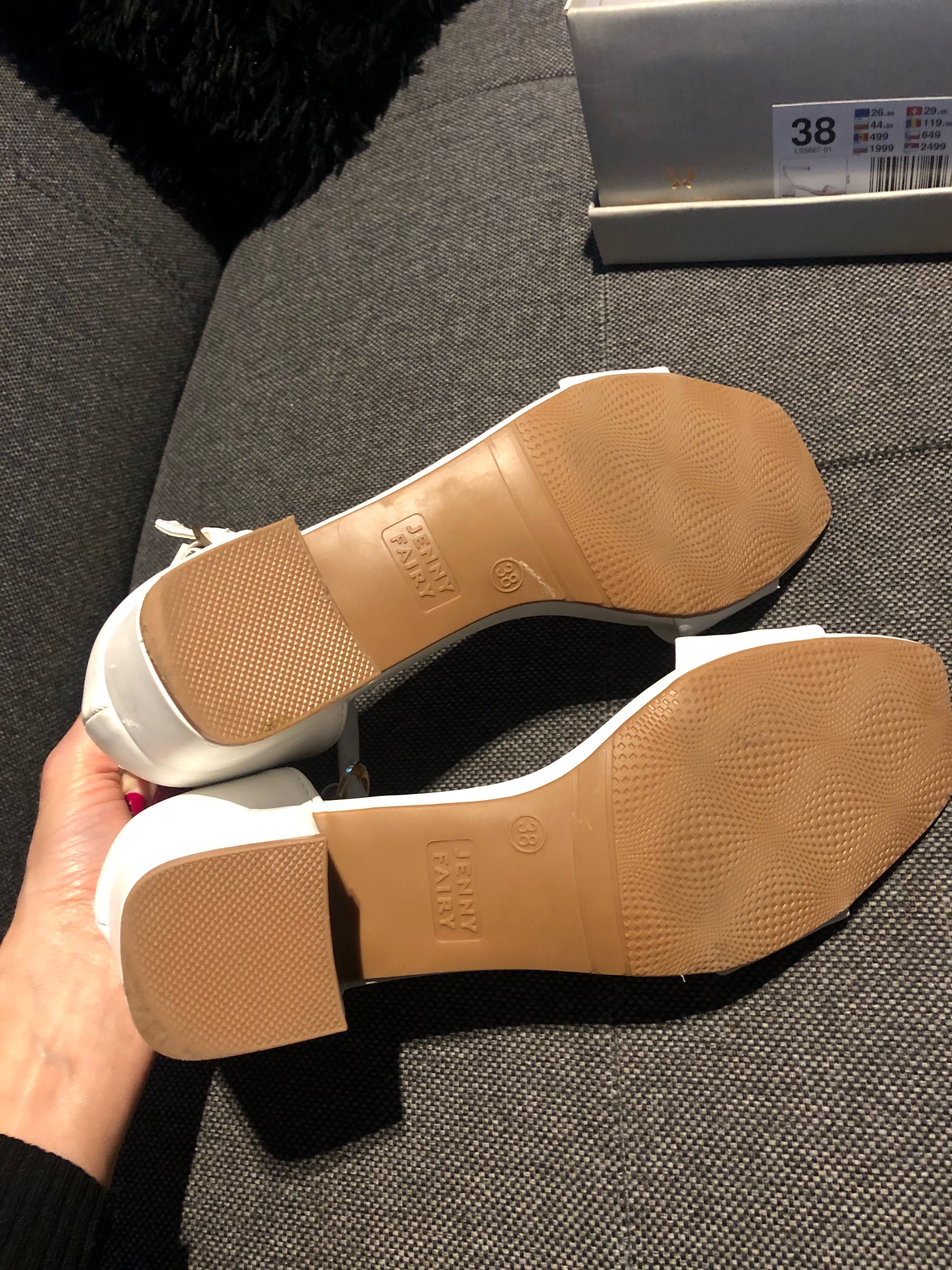 Nowe białe sandałki