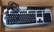 Teclado Microsoft sem uso.