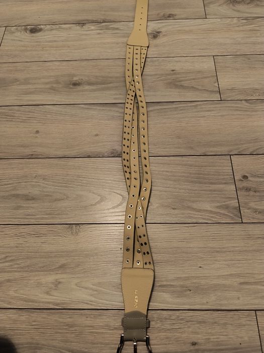 Pasek damski z metalowymi elementami