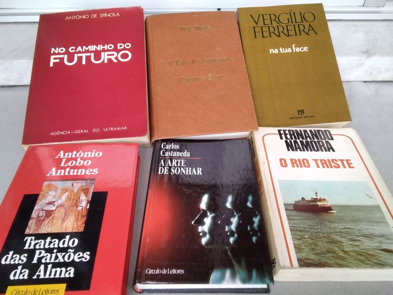 Seis livros de vários escritores/autores