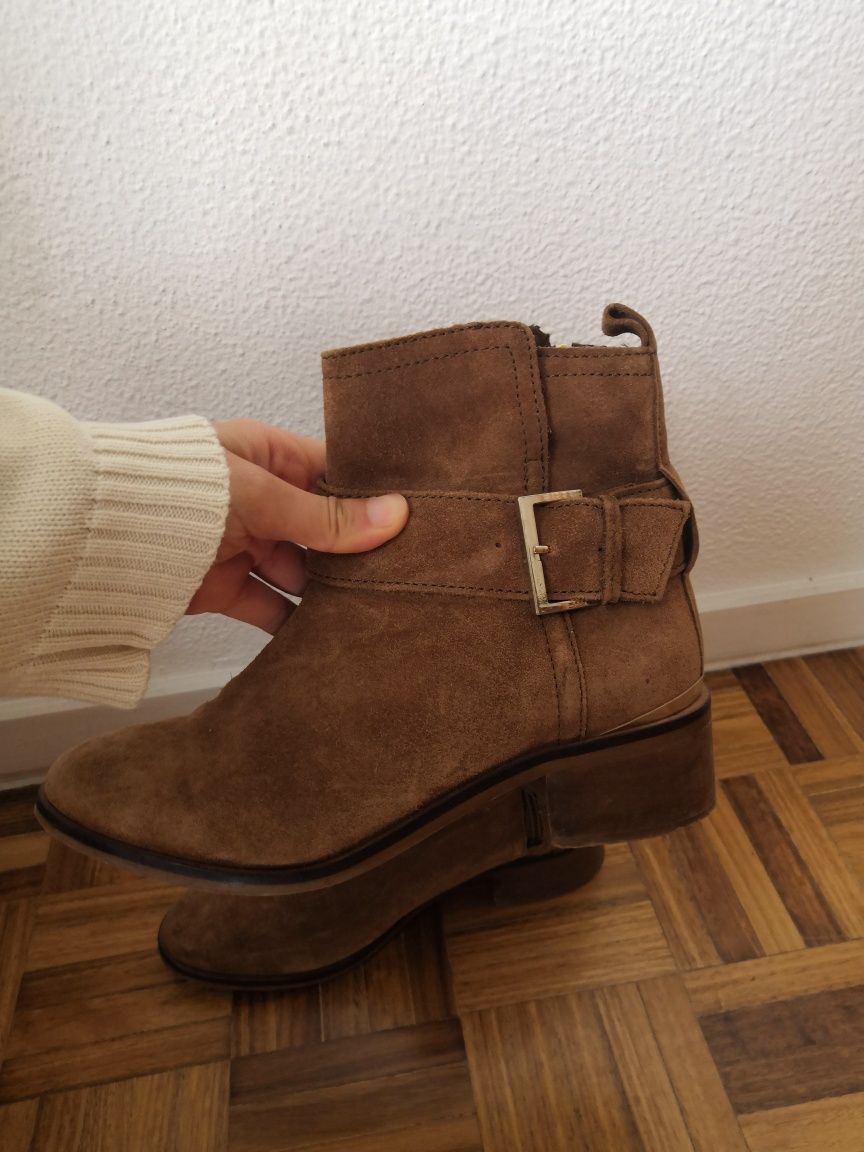 Botas castanhas com fivela dourada