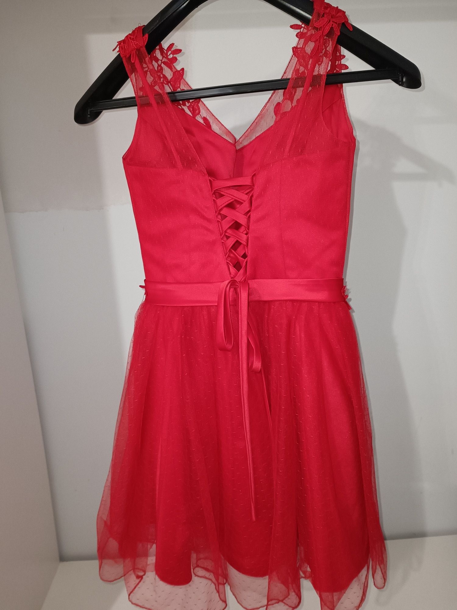 Tiulowa krótka sukienka balowa czerwona