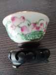 Pequena miniatura chinesa, tijela de porcelana c/ suporte, anos 50