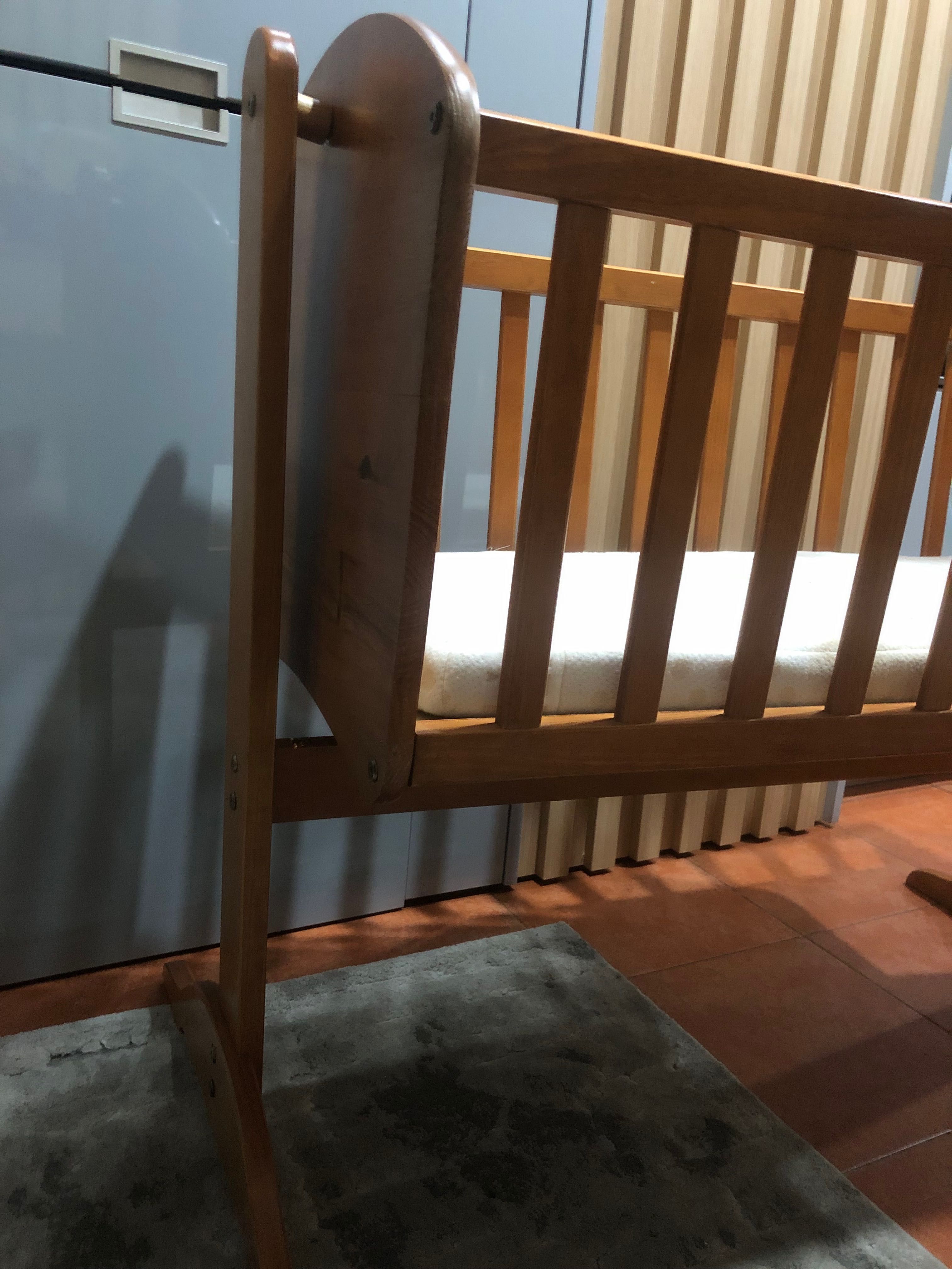 Berço/cama bebé que baloiça