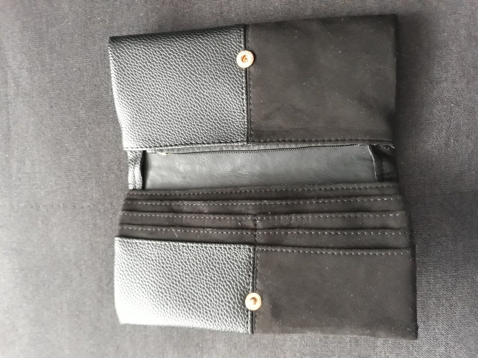 Czarny duży portfel