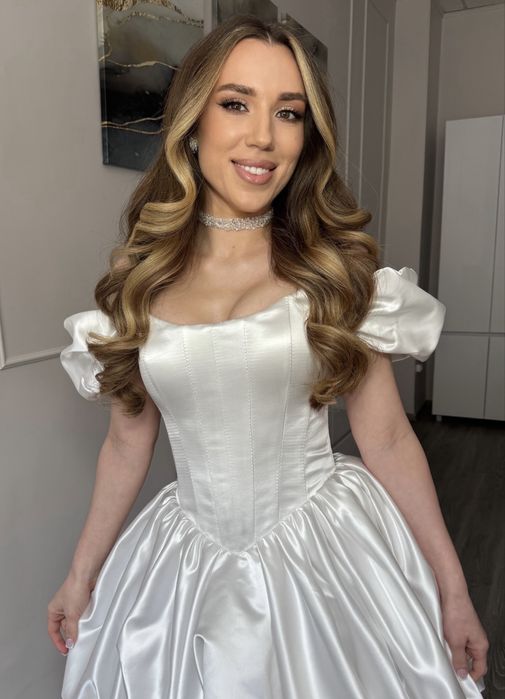 Коротка корсетна весільна сукня