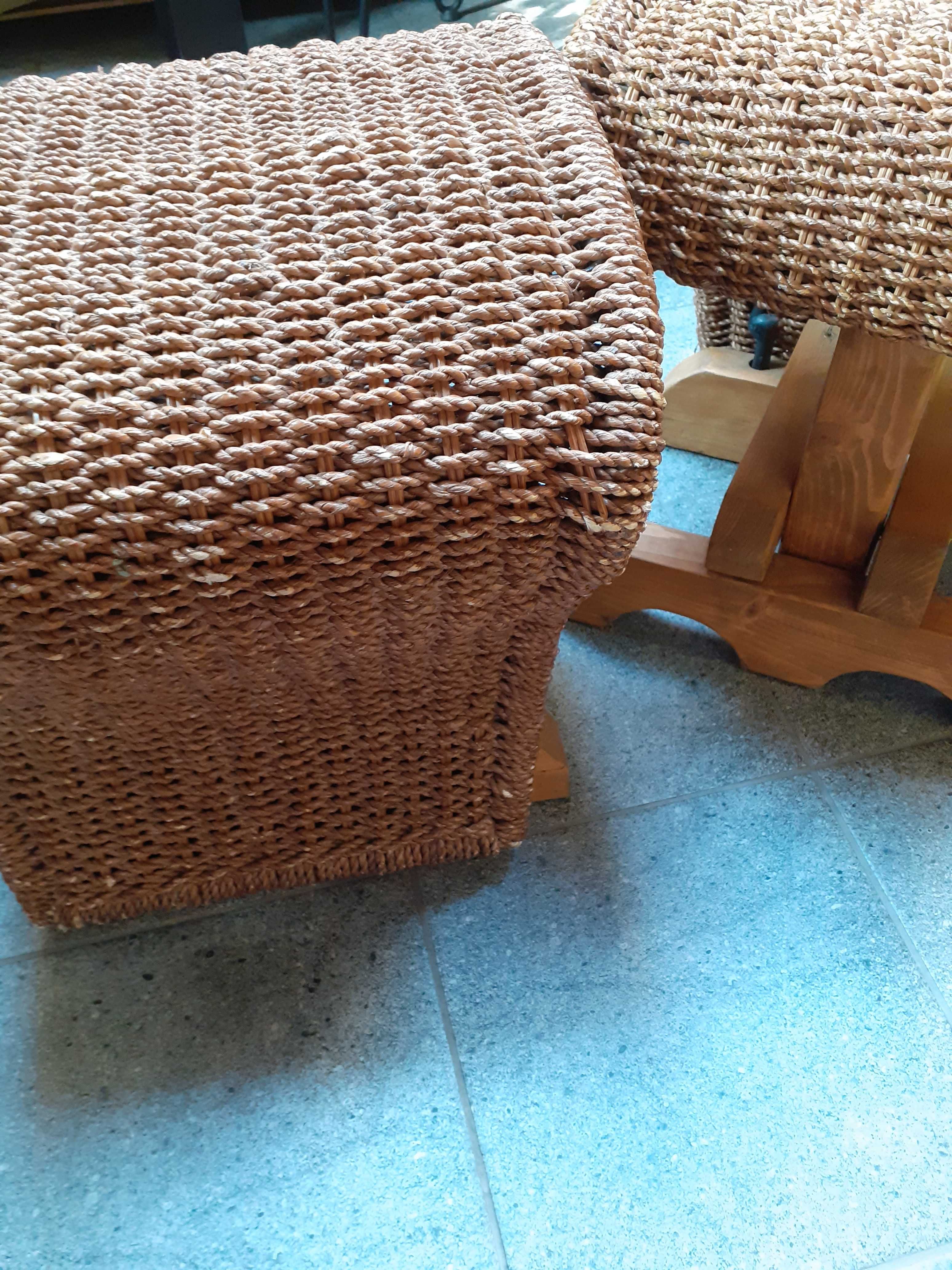 2 Średniej wielkości taborety  BOHO z wikliny  i drewna 43x37 wys.45.