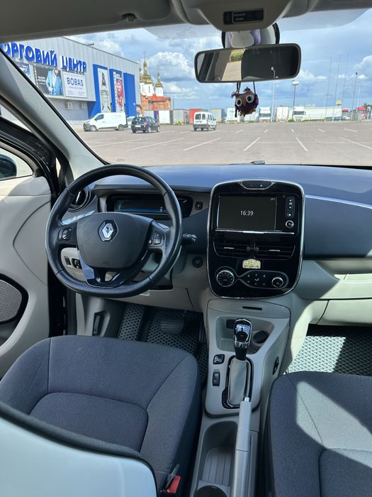 Renault Zoe 2015 рік електромобіль