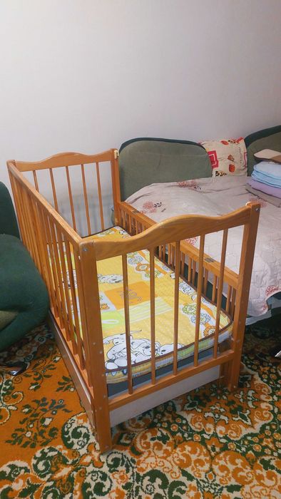 Віддам дитяче ліжко-гойдалку