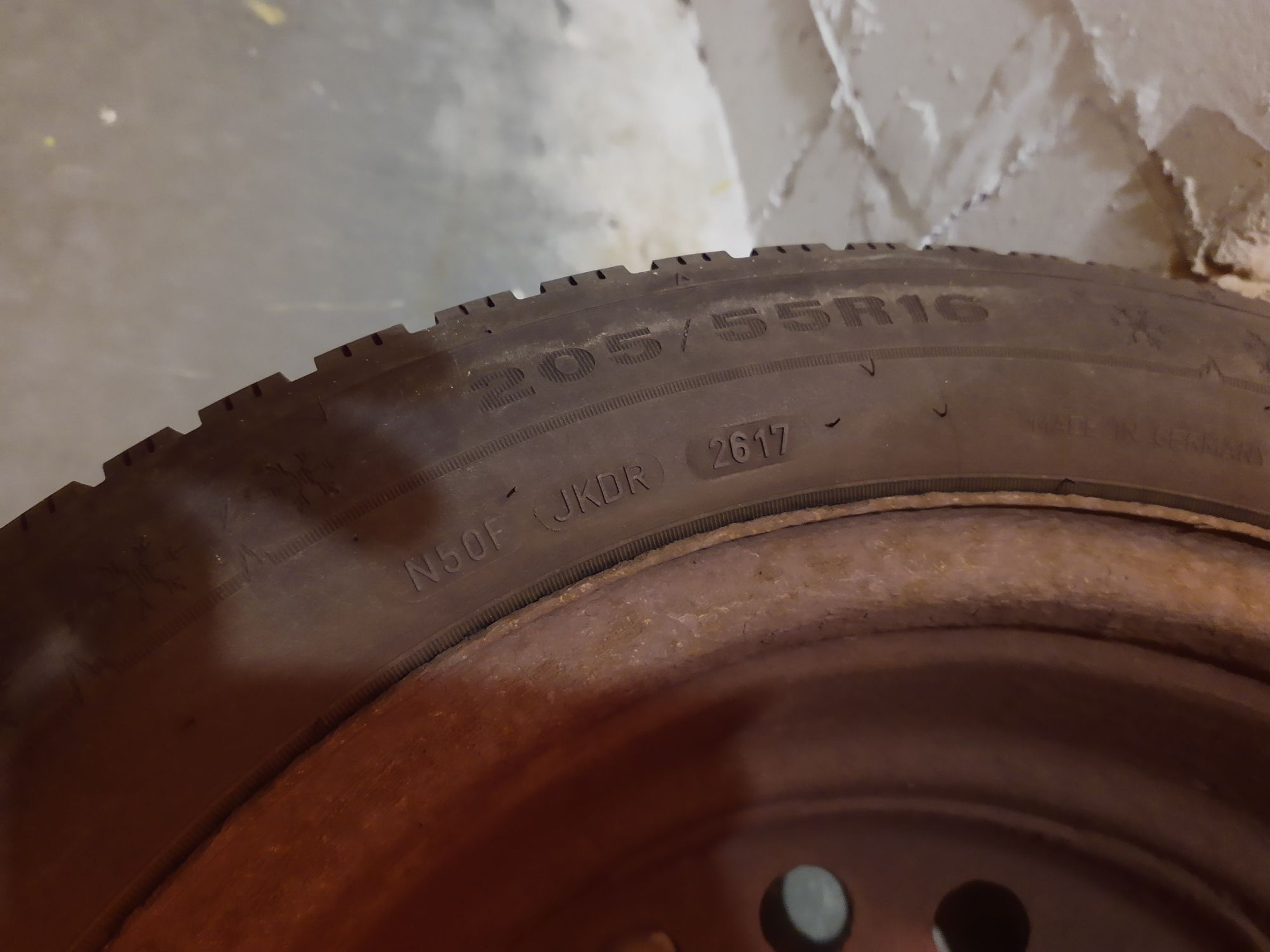 Felgi stalowe z oponami zimowymi Dunlop 205/55 R16 5x100 Toyota