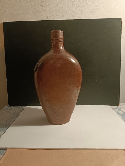 Garrafa antiga em grés