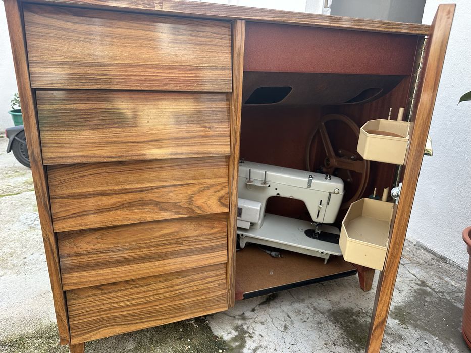 máquina de costura + mesa