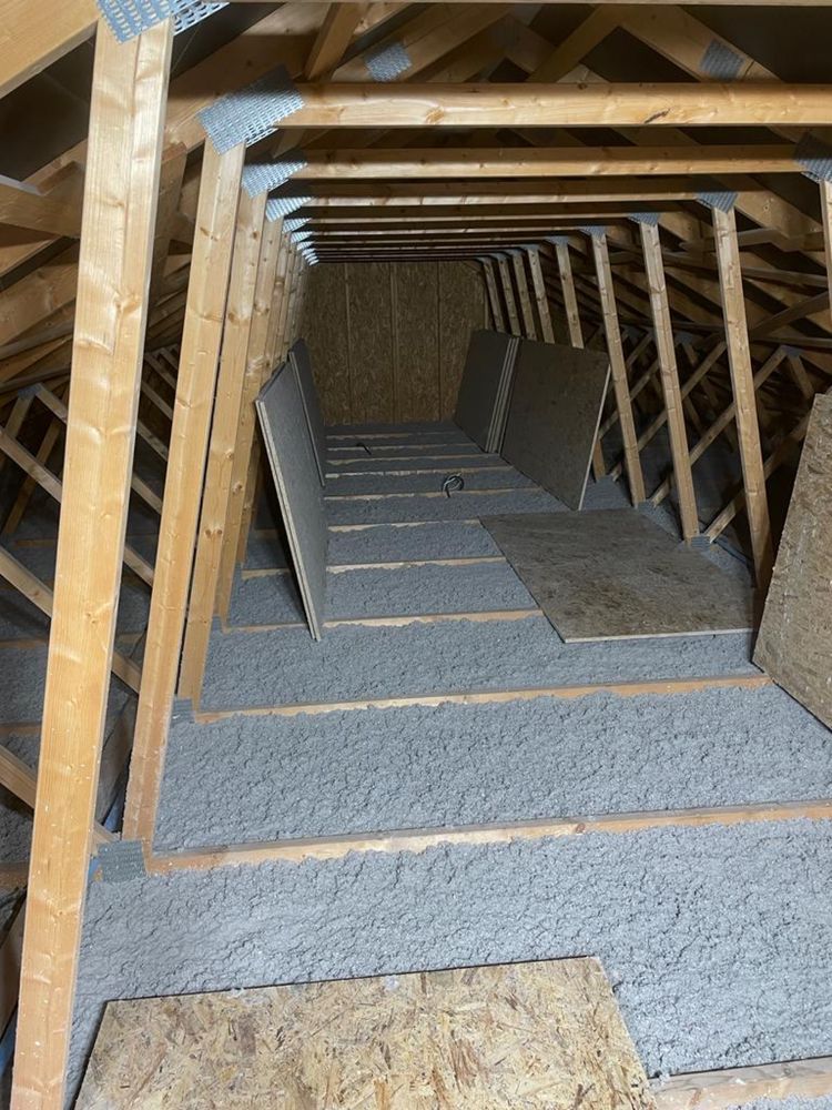 Material do izolacji dachów poddaszystropodachów wdmuchiwanie celulozy