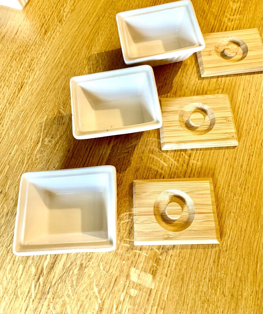 Pojemniki ceramiczne biale z drewnianą pokrywka nowe 3 szt