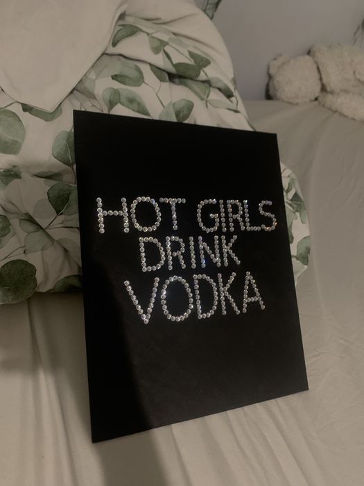 Obraz diamond painting hot girls drink vodka