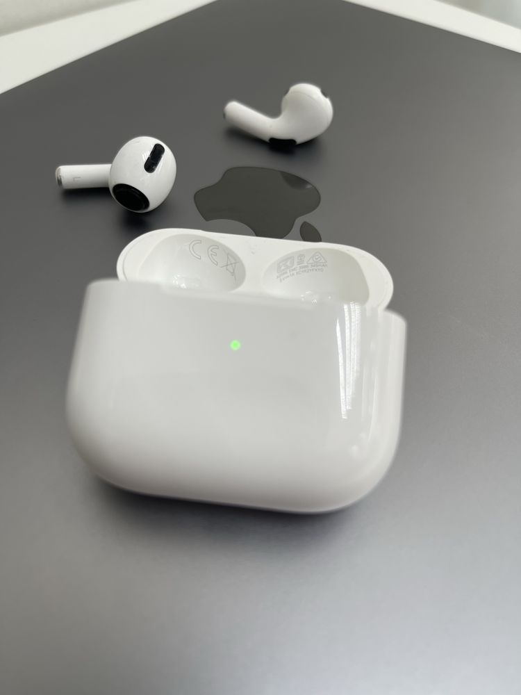 Оригінальний зарядний кейс для навушників Apple AirPods 3 A2566