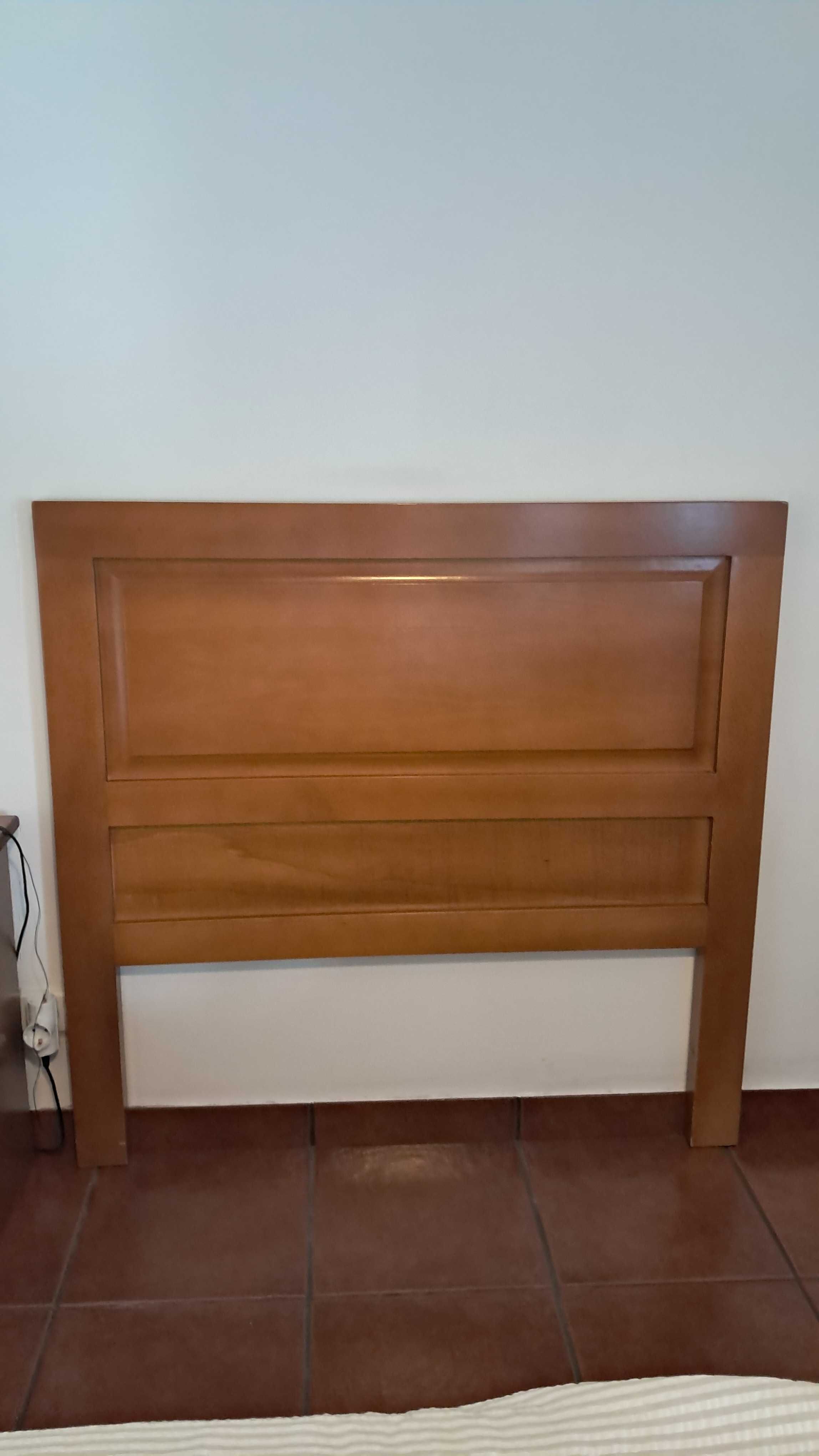 Conjunto Quarto: Sommier com Colchão e Cabeceira e Mesa de Cabeceira!