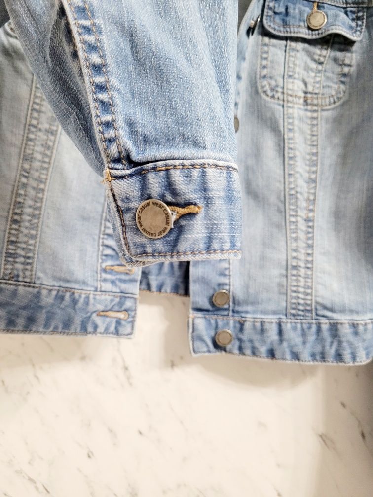 Kurtka dżinsowa jeansowa basic z łańcuszkiem garderoba kapsułowa