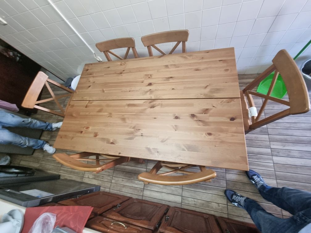Mesa de madeira com 6 cadeiras
