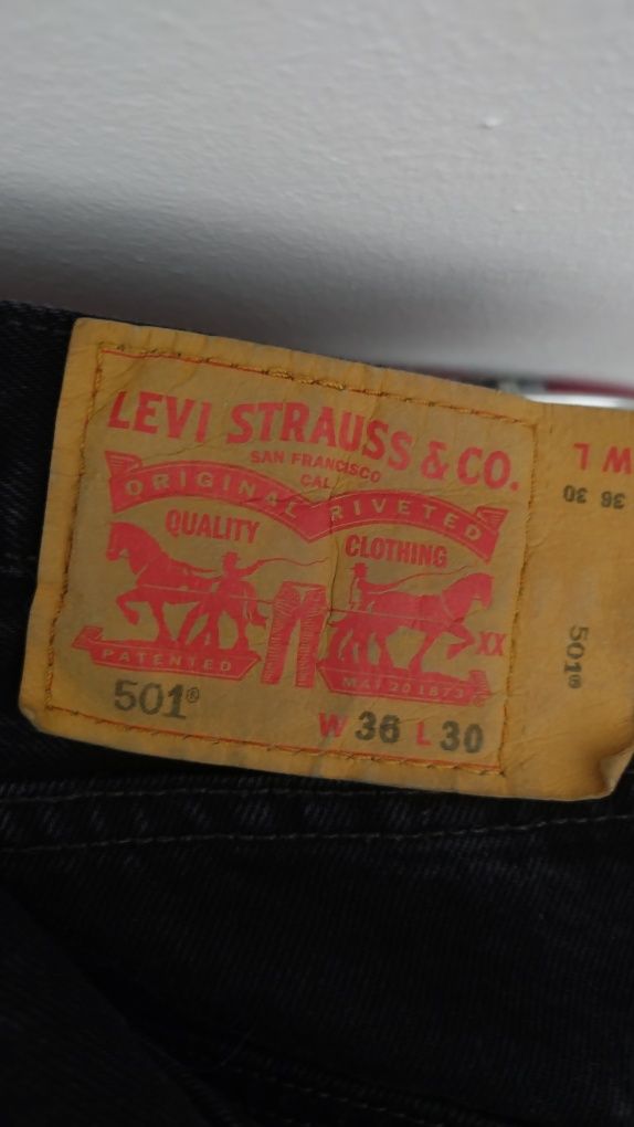 Levi's 501 Pretas