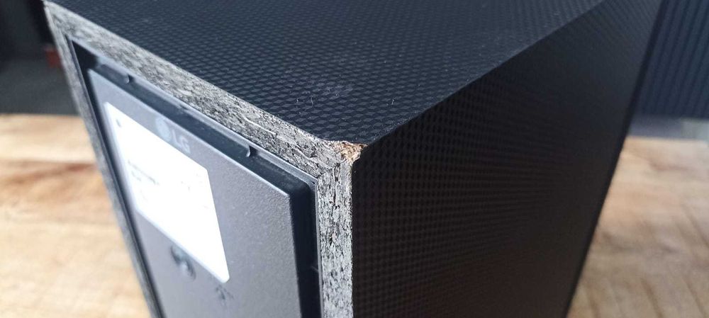 Soundbar LG SQC2 z bezprzewodowym subwooferem w zestawie