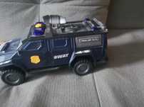 Auto swat na baterie na pod autem