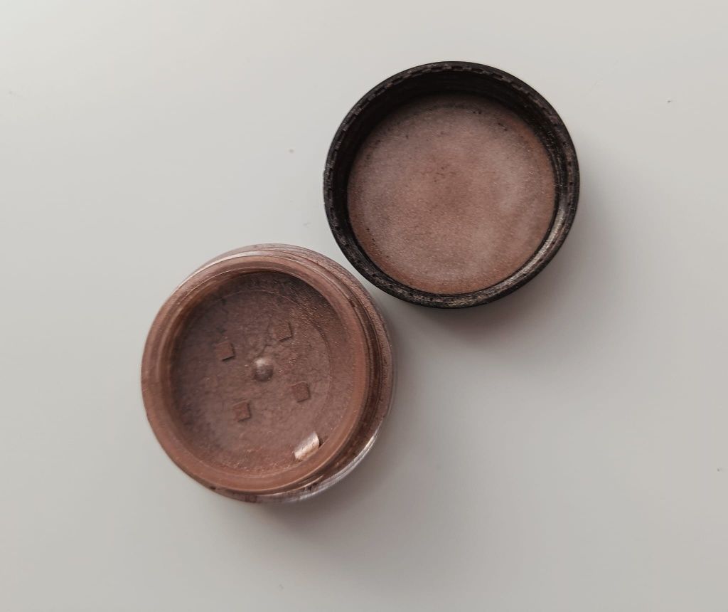 Makeup Geek pigment do makijażu oczu z USA brąz nude złoto