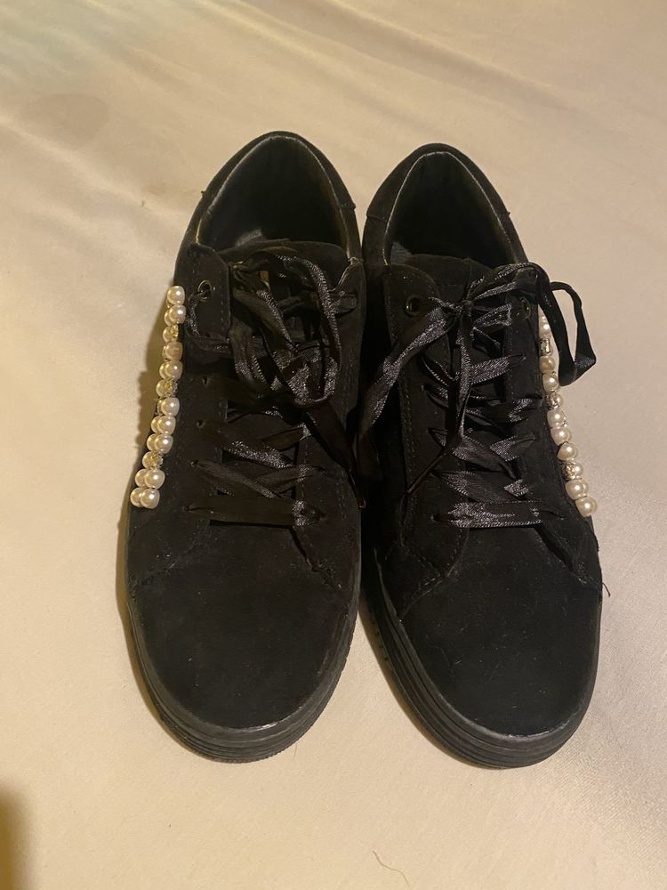 Tenis muito elegante com perolas XTI
