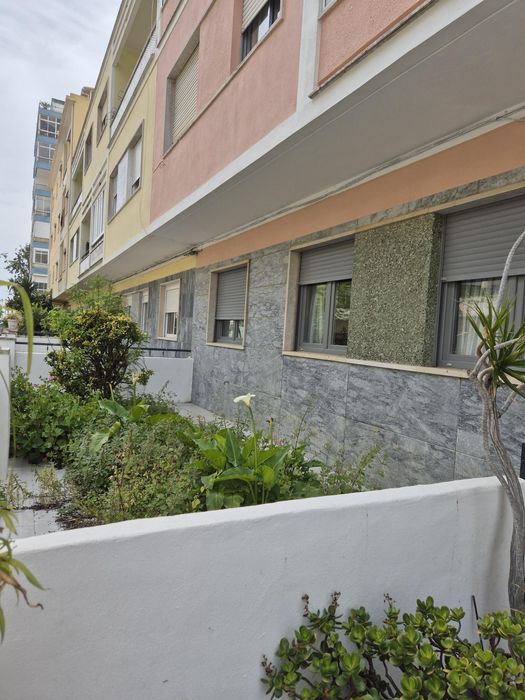 Apartamento T3 + quintal mobilado em Sto António da Caparica